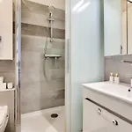 Lovely 2br Flat With Balcony - Eiffel Tower & Seine Apartment