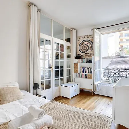 Lovely 2br Flat With Balcony - Eiffel Tower & Seine Апартаменты Париж