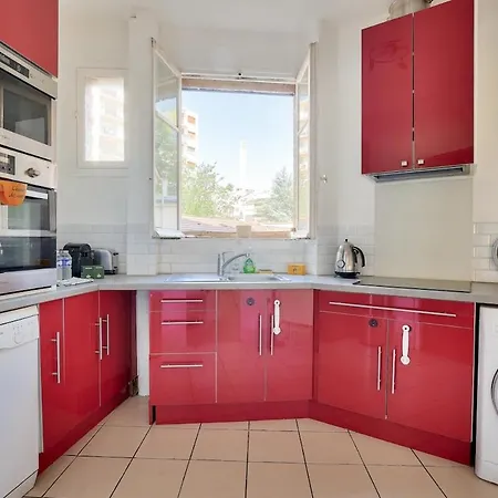Апартаменты Lovely 2br Flat With Balcony - Eiffel Tower & Seine *