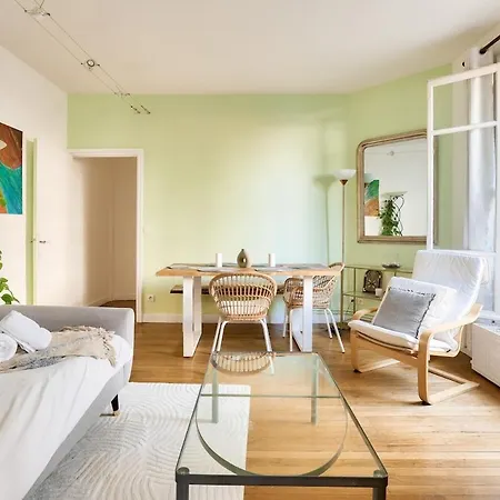 Lovely 2br Flat With Balcony - Eiffel Tower & Seine * Париж
