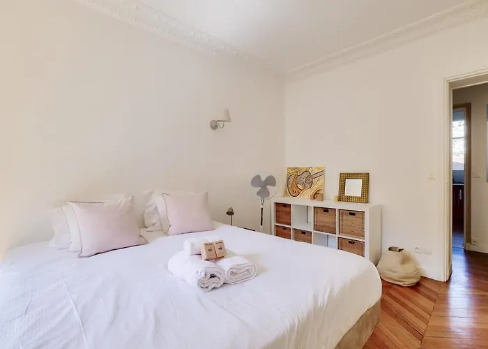 Lovely 2br Flat With Balcony - Eiffel Tower & Seine
