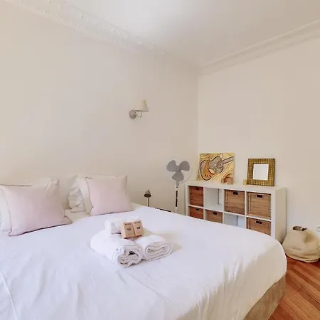 Lovely 2br Flat With Balcony - Eiffel Tower & Seine