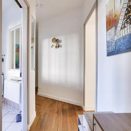 Διαμέρισμα Lovely 2br Flat With Balcony - Eiffel Tower & Seine