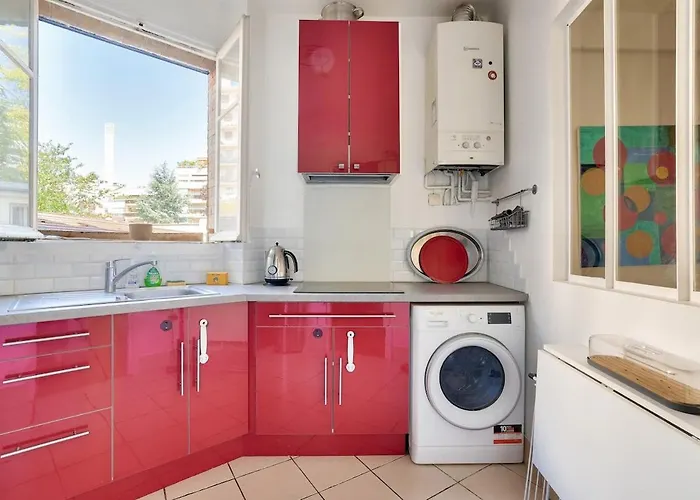 Lovely 2br Flat With Balcony - Eiffel Tower & Seine *
